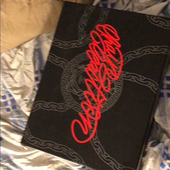 Versace - Picture 3 of 3